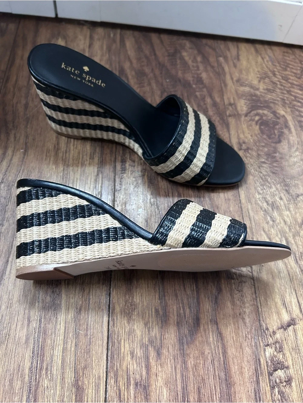 Kate Spade New York Linda Wedge Sandals Size 7.5 black & natural woven raffia